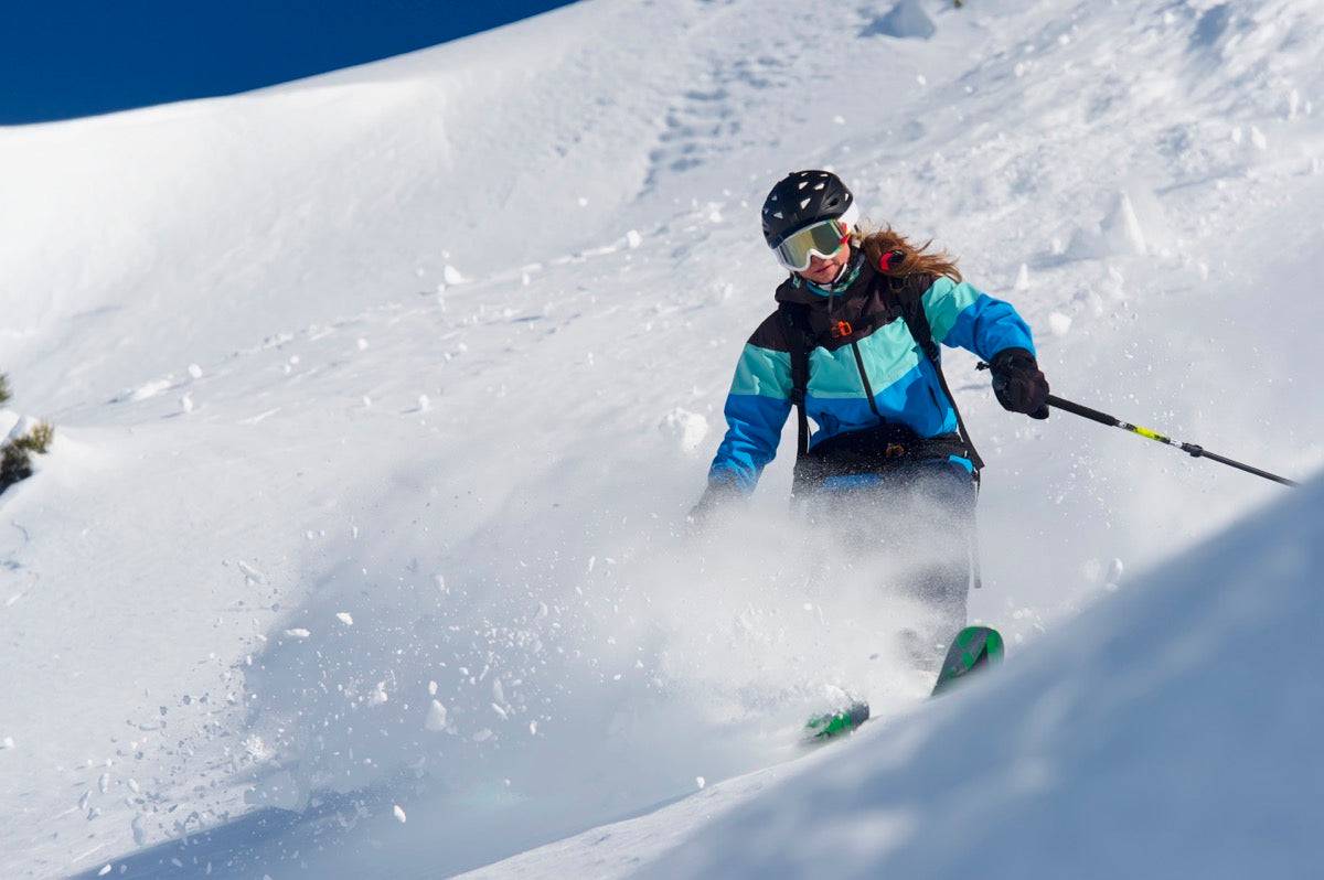 Skiing in powder snow - Powderaddicts